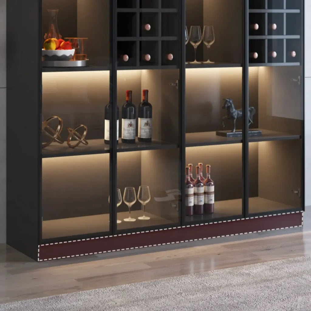 Minimalistische zwarte houten wijnkast met glazen deur