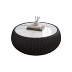Table basse ronde moderne en forme de tambour Okak avec plateau en marbre et côtés en cuir, table centrale élégante pour le salon ou la chambre