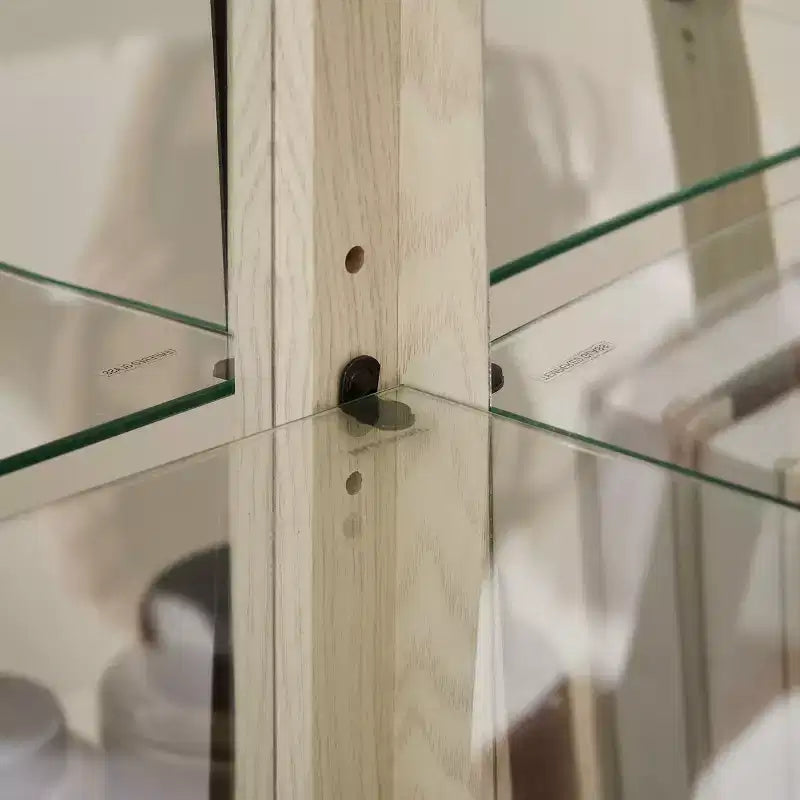 Hoekvitrinekast met glazen deuren en planken, hoekdisplaykast voor de woonkamer