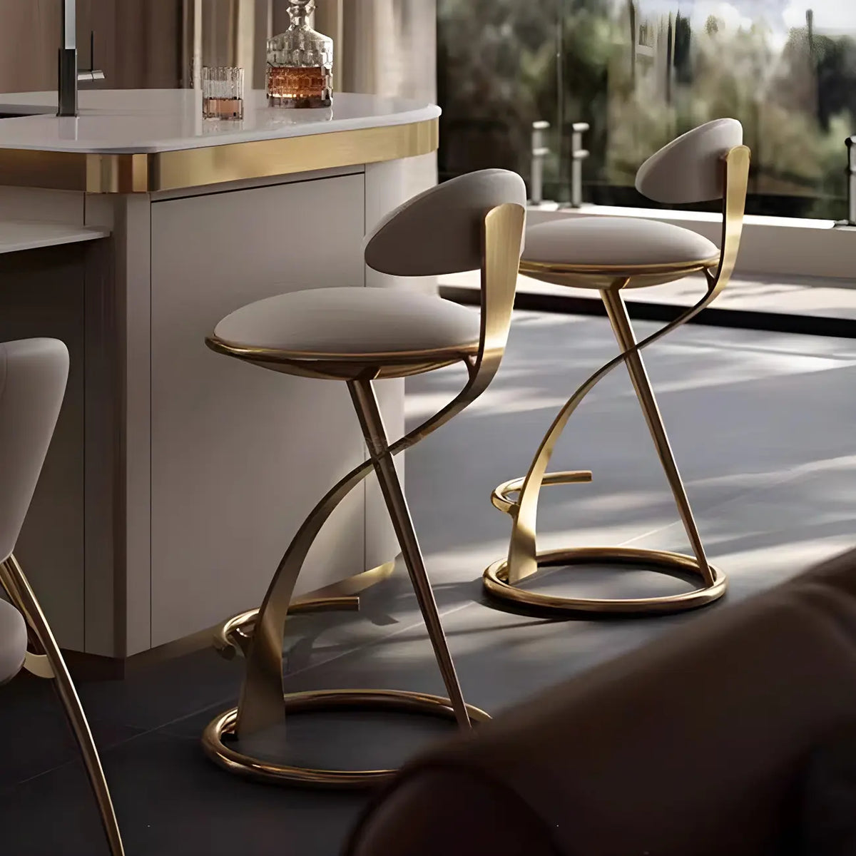 Tabouret de bar élégant en cuir beige avec structure métallique dorée