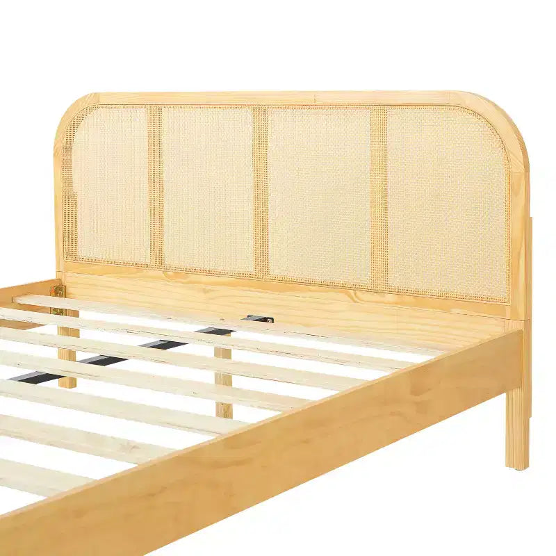 Christopher Knight Home Callahan modern boho houten bedframe met lattenbodem en rotan hoofdbord