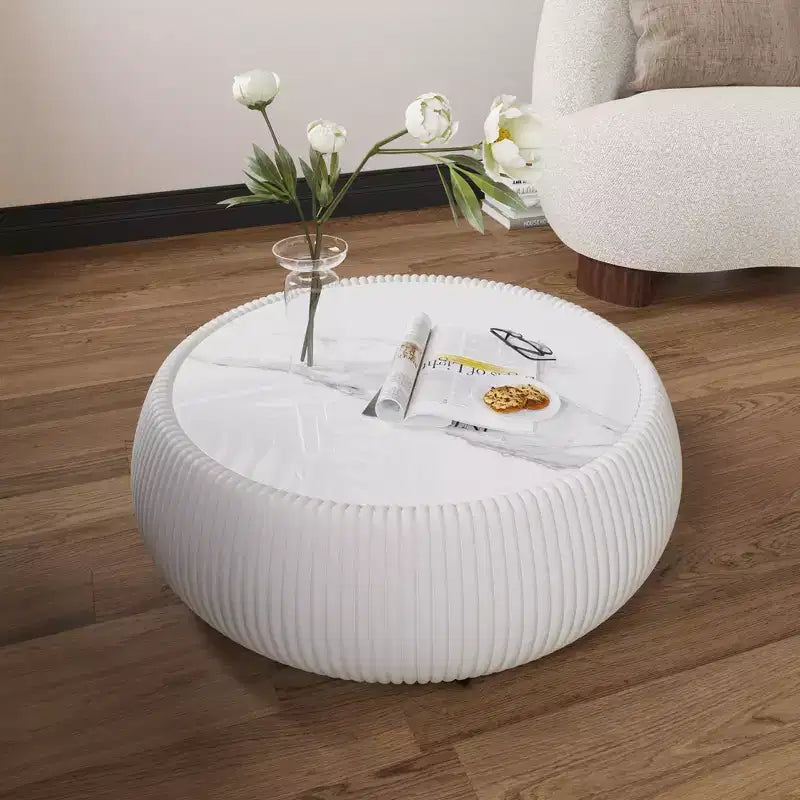 Table basse ronde moderne en forme de tambour Okak avec plateau en marbre et côtés en cuir, table centrale élégante pour le salon ou la chambre