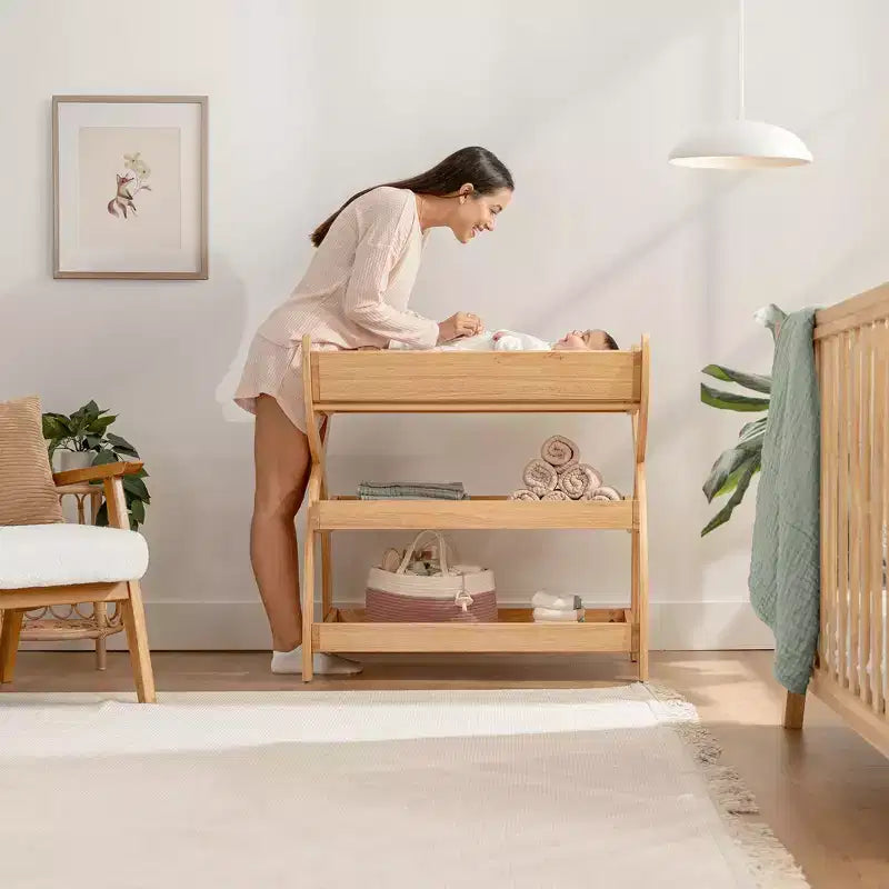 Table à langer Comfy Cubs pour bébé - construction robuste en bois, style intemporel avec deux étagères ouvertes pour les essentiels de bébé