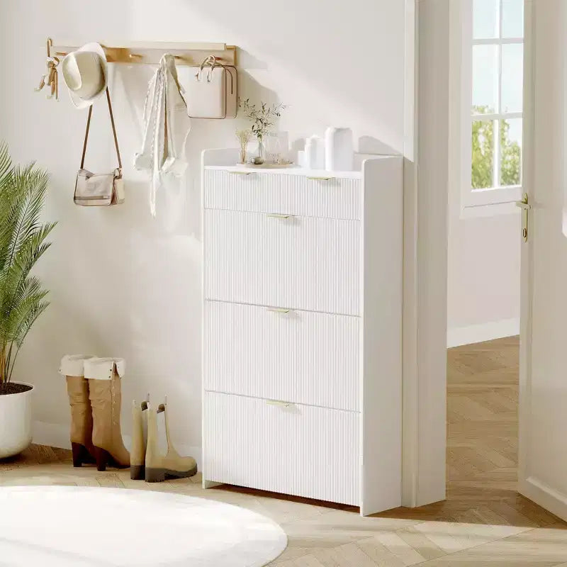 Meuble à chaussures moderne blanc avec 3 tiroirs basculants, 2 petits tiroirs et crochets, meuble de rangement à chaussures étroit à façade cannelée pour entrée