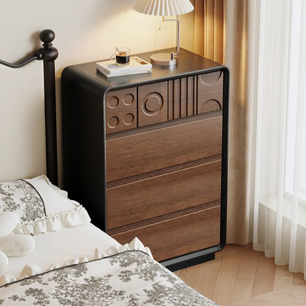 Von Art déco inspirierte Holzkommode mit geometrischen Schnitzereien