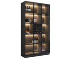 Minimalistische zwarte houten wijnkast met glazen deur