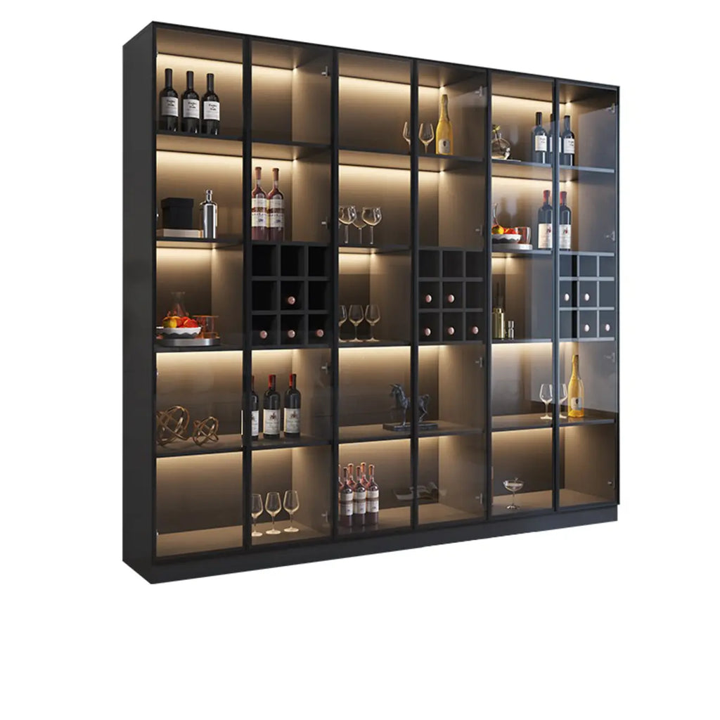 Minimalistische zwarte houten wijnkast met glazen deur