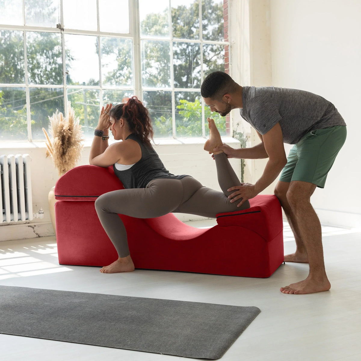 Avana Kami verstellbare Chaiselongue / Yoga und Massage – 2-in-1-Sitzhocker mit verborgenem ausklappbarem Yoga-Loungesessel, Mikrovelours – N/A