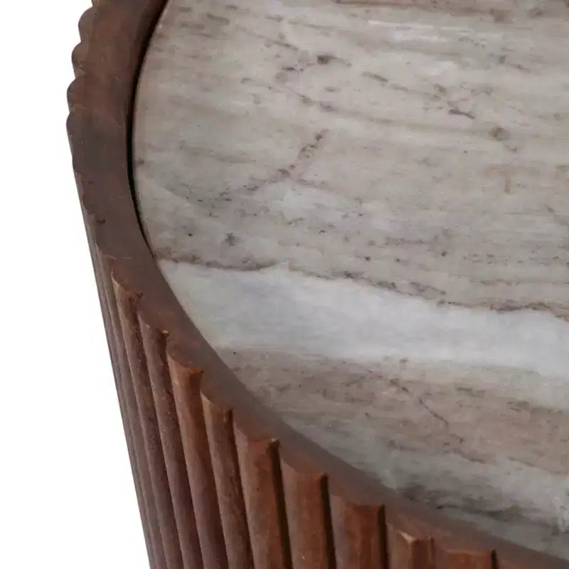 Decoratieve geribbelde houten bijzettafel met marmeren blad en opbergruimte - kleine woondecoratietafel voor slaapkamer of woonkamer