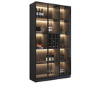 Minimalistische zwarte houten wijnkast met glazen deur