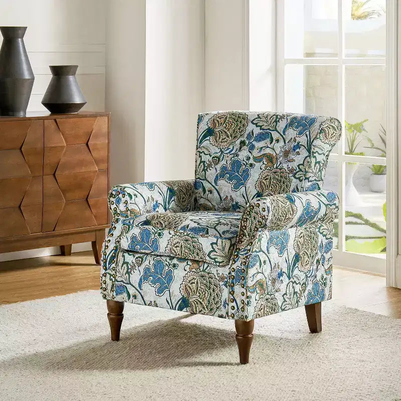 Fauteuil traditionnel Araceli en bois, rembourré à motif floral, avec dossier à oreilles et bordure cloutée| ART OF LIVING DESIGNS