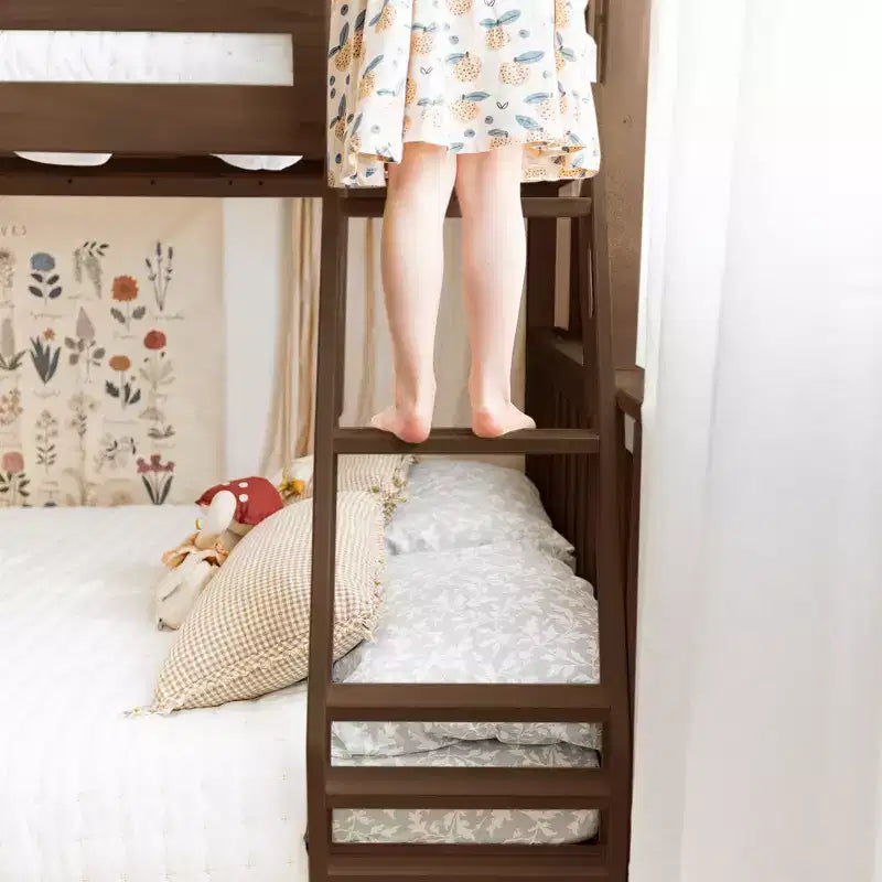Max & Lily Etagenbett aus Massivholz, Einzelbett über Doppelbett mit ausziehbarem Stauraumbett und Leiter für Kinder