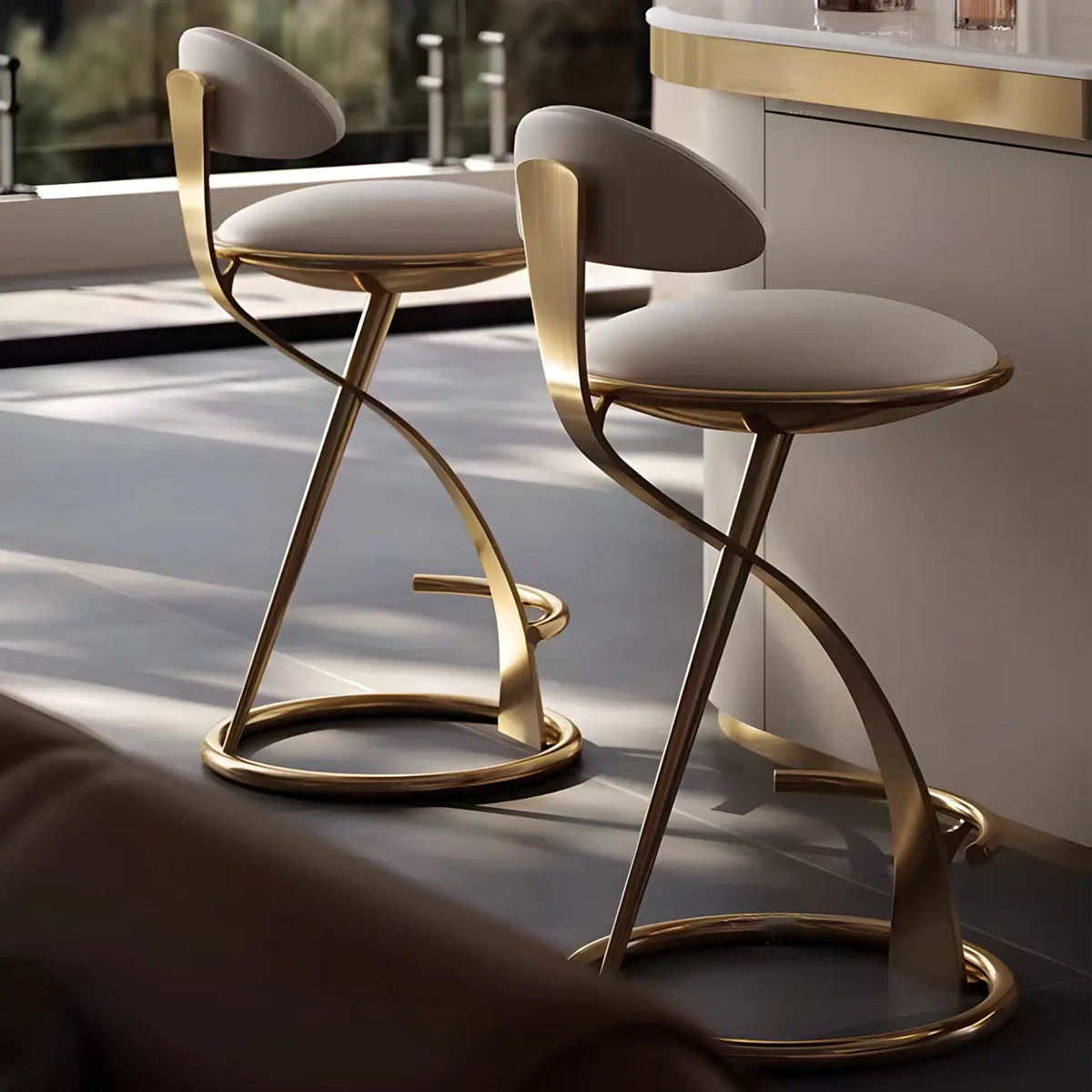 Tabouret de bar élégant en cuir beige avec structure métallique dorée