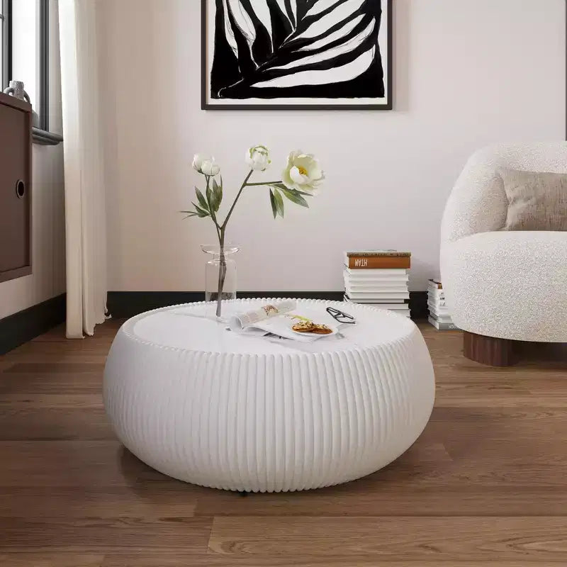 Table basse ronde moderne en forme de tambour Okak avec plateau en marbre et côtés en cuir, table centrale élégante pour le salon ou la chambre