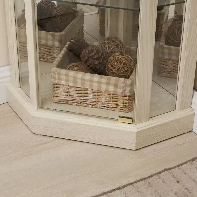 Hoekvitrinekast met glazen deuren en planken, hoekdisplaykast voor de woonkamer
