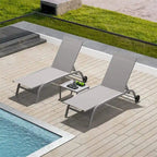 Twee loungestoelen voor buiten met 1 tafel