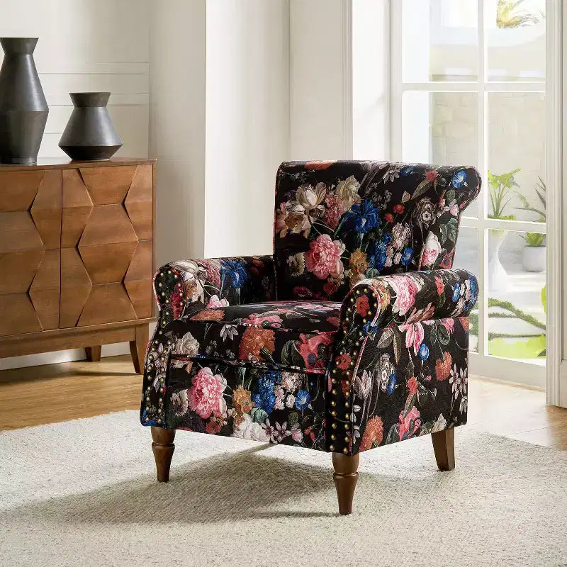 Fauteuil traditionnel Araceli en bois, rembourré à motif floral, avec dossier à oreilles et bordure cloutée| ART OF LIVING DESIGNS