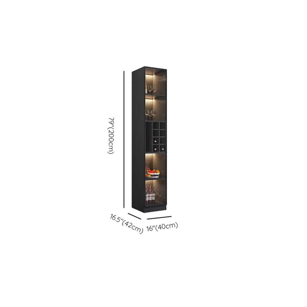 Minimalistische zwarte houten wijnkast met glazen deur