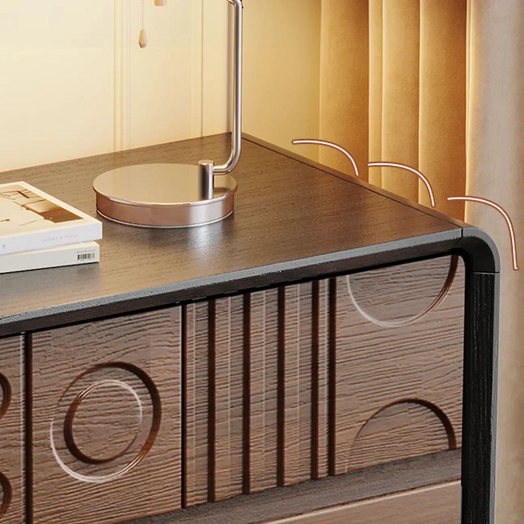 Von Art déco inspirierte Holzkommode mit geometrischen Schnitzereien