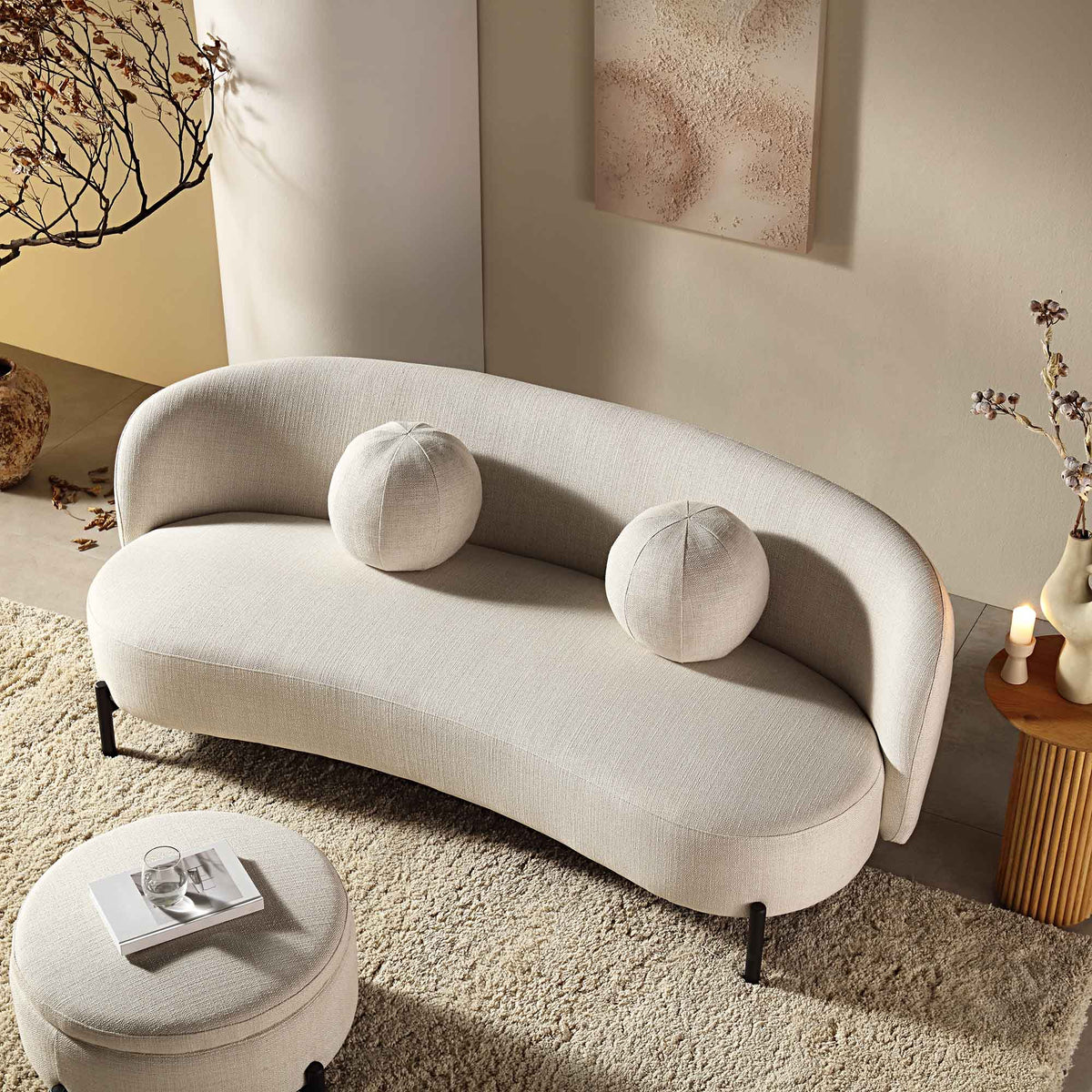 Gebogen 3-zitsbank met balvormige kussens, beige linnenmix
