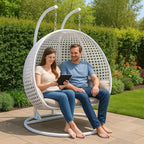 LeisureMod hangstoel in eivorm voor 2 personen met standaard - rieten schommelhangmat voor binnen en buiten, ligstoel voor terras met kussens
