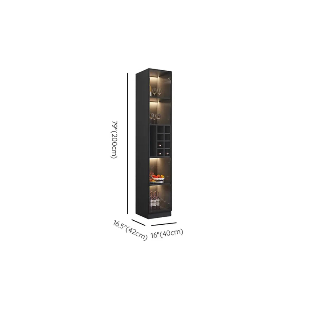 Minimalistische zwarte houten wijnkast met glazen deur
