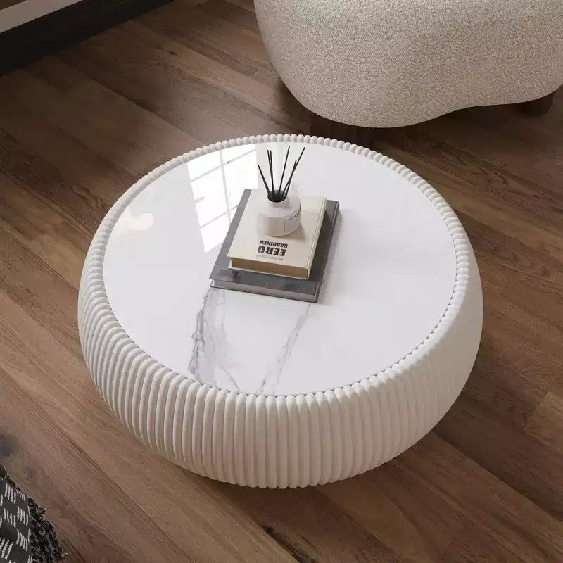Table basse ronde moderne en forme de tambour Okak avec plateau en marbre et côtés en cuir, table centrale élégante pour le salon ou la chambre