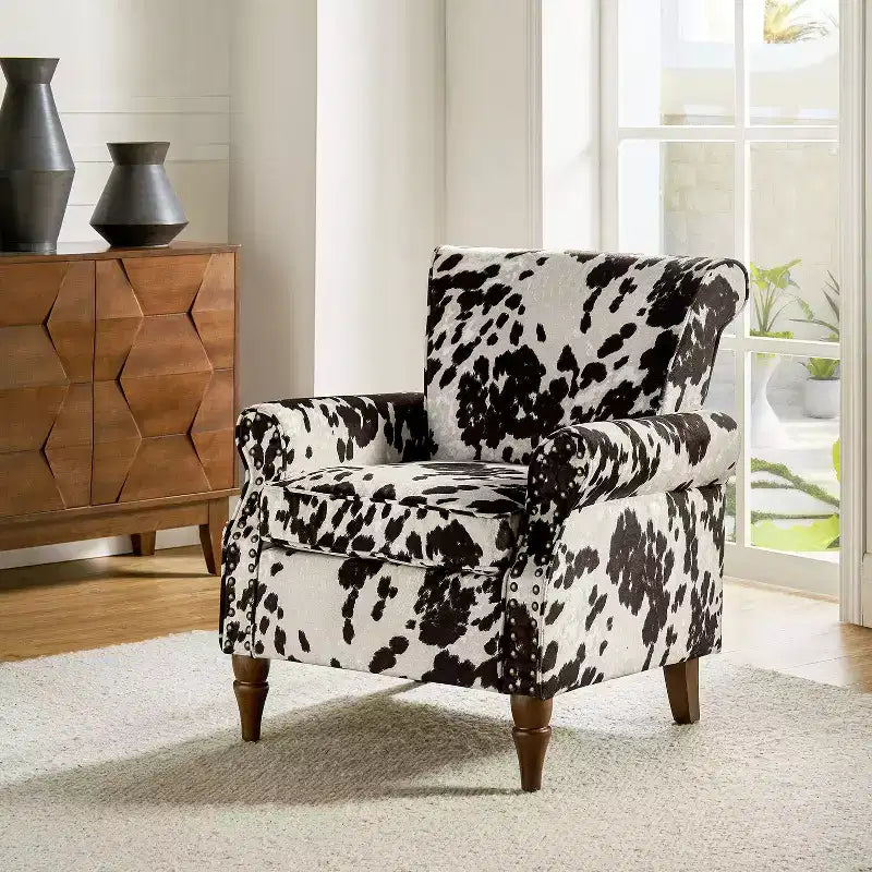 Fauteuil traditionnel Araceli en bois, rembourré à motif floral, avec dossier à oreilles et bordure cloutée| ART OF LIVING DESIGNS