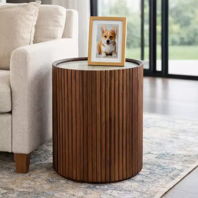 Decoratieve geribbelde houten bijzettafel met marmeren blad en opbergruimte - kleine woondecoratietafel voor slaapkamer of woonkamer