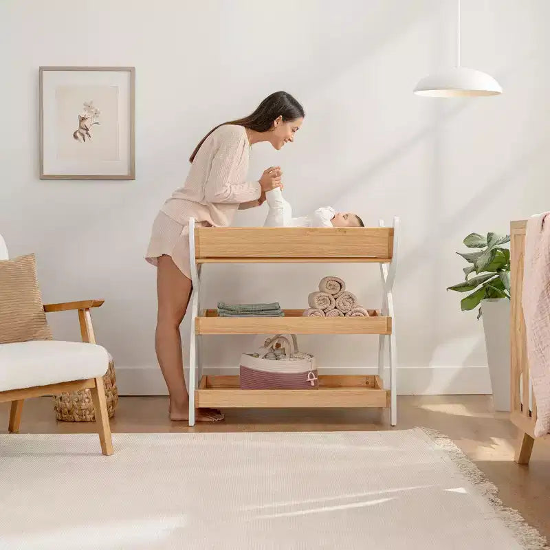 Table à langer Comfy Cubs pour bébé - construction robuste en bois, style intemporel avec deux étagères ouvertes pour les essentiels de bébé