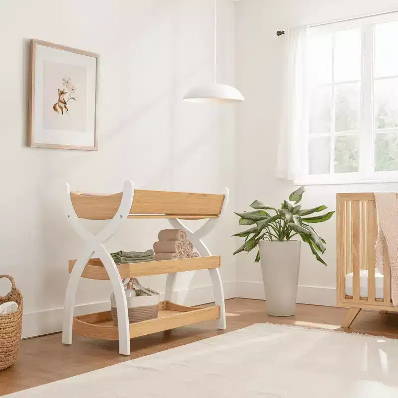 Table à langer Comfy Cubs pour bébé - construction robuste en bois, style intemporel avec deux étagères ouvertes pour les essentiels de bébé