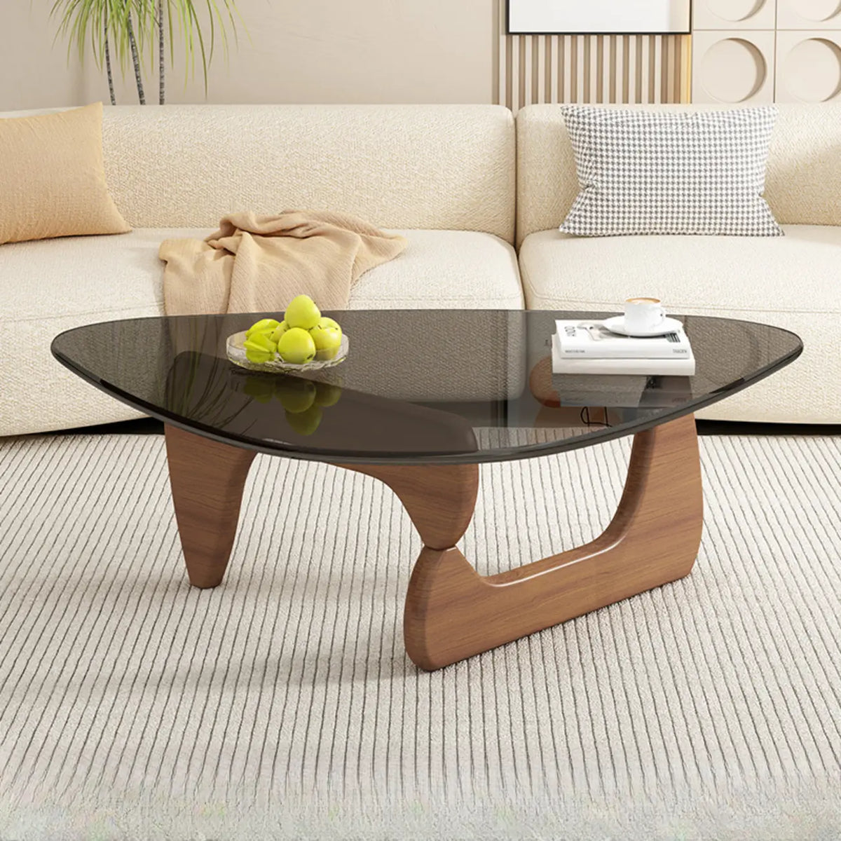 Driehoekige houten salontafel met glazen blad