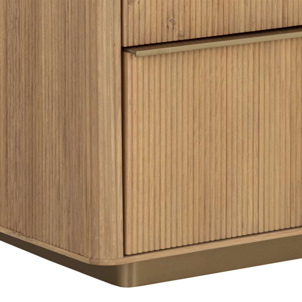 Moderne Kommode aus Eichenholz mit skulpturaler, geriffelter Oberfläche – Schlafzimmer | gebürstete Goldoptik