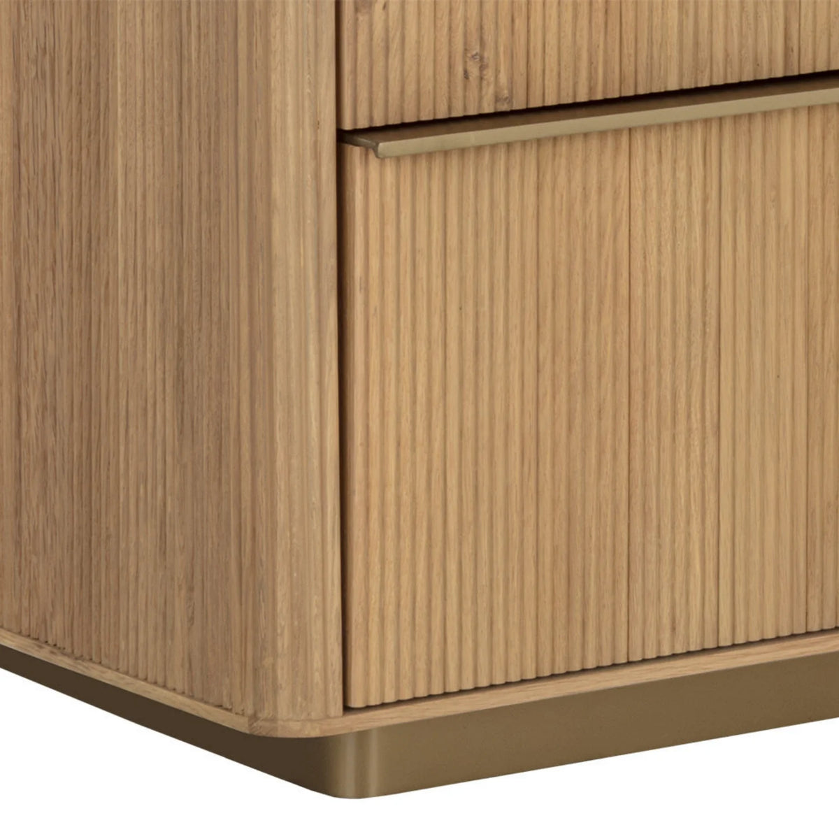 Moderne Kommode aus Eichenholz mit skulpturaler, geriffelter Oberfläche – Schlafzimmer | gebürstete Goldoptik