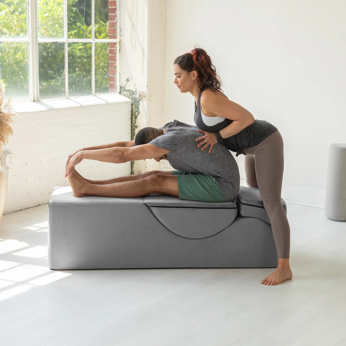 Avana Kami verstellbare Chaiselongue / Yoga und Massage – 2-in-1-Sitzhocker mit verborgenem ausklappbarem Yoga-Loungesessel, Mikrovelours – N/A
