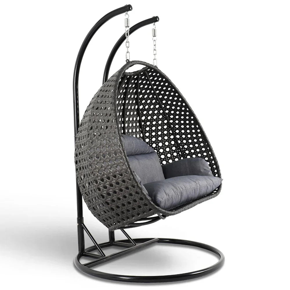 LeisureMod hangstoel in eivorm voor 2 personen met standaard - rieten schommelhangmat voor binnen en buiten, ligstoel voor terras met kussens