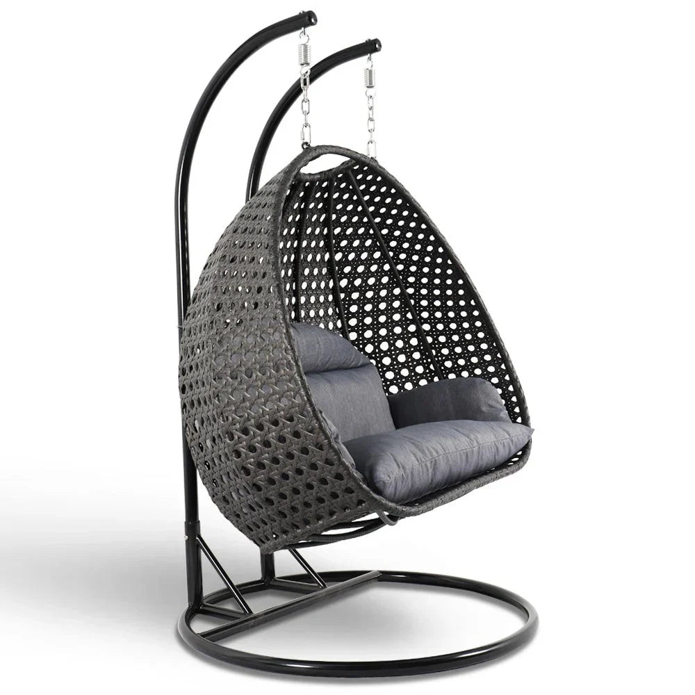 LeisureMod hangstoel in eivorm voor 2 personen met standaard - rieten schommelhangmat voor binnen en buiten, ligstoel voor terras met kussens