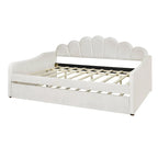 Gestoffeerd ligbed van volledige grootte met schelpvormige rugleuning en onderschuifbed