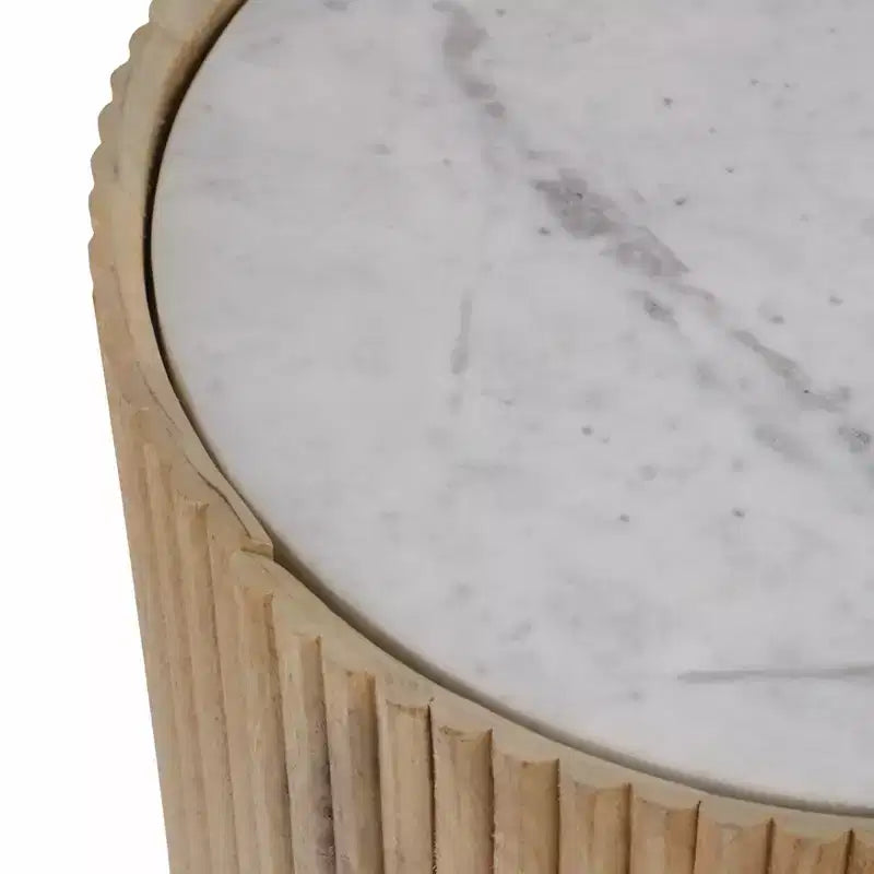 Decoratieve geribbelde houten bijzettafel met marmeren blad en opbergruimte - kleine woondecoratietafel voor slaapkamer of woonkamer