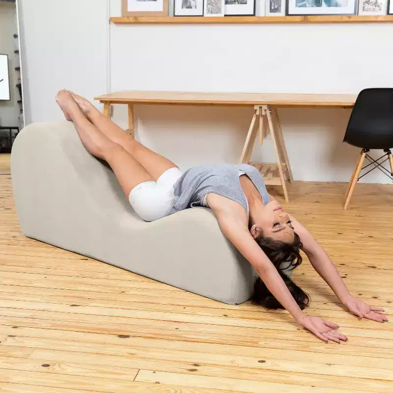 Avana elegante chaise longue voor yoga - Gemaakt in de VS - Ideaal voor stretchen, ontspanning, sporten en meer, 60D x 18W x 26H inch, lichtgrijs