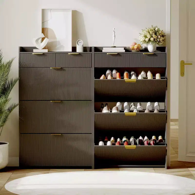 Meuble à chaussures moderne blanc avec 3 tiroirs basculants, 2 petits tiroirs et crochets, meuble de rangement à chaussures étroit à façade cannelée pour entrée