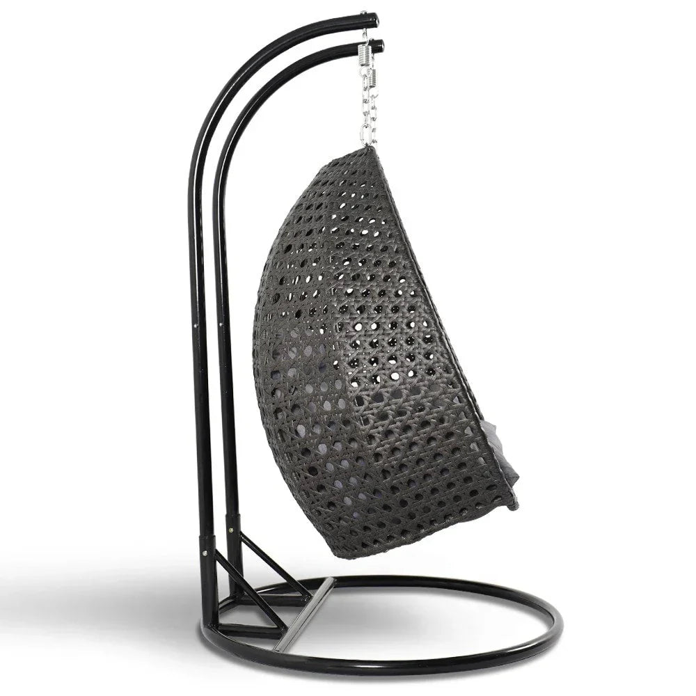 LeisureMod hangstoel in eivorm voor 2 personen met standaard - rieten schommelhangmat voor binnen en buiten, ligstoel voor terras met kussens