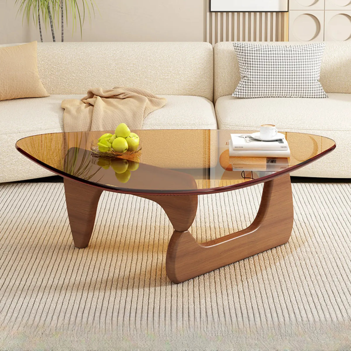 Driehoekige houten salontafel met glazen blad