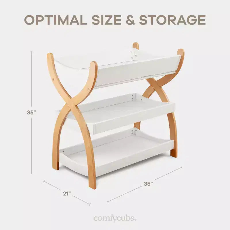 Table à langer Comfy Cubs pour bébé - construction robuste en bois, style intemporel avec deux étagères ouvertes pour les essentiels de bébé