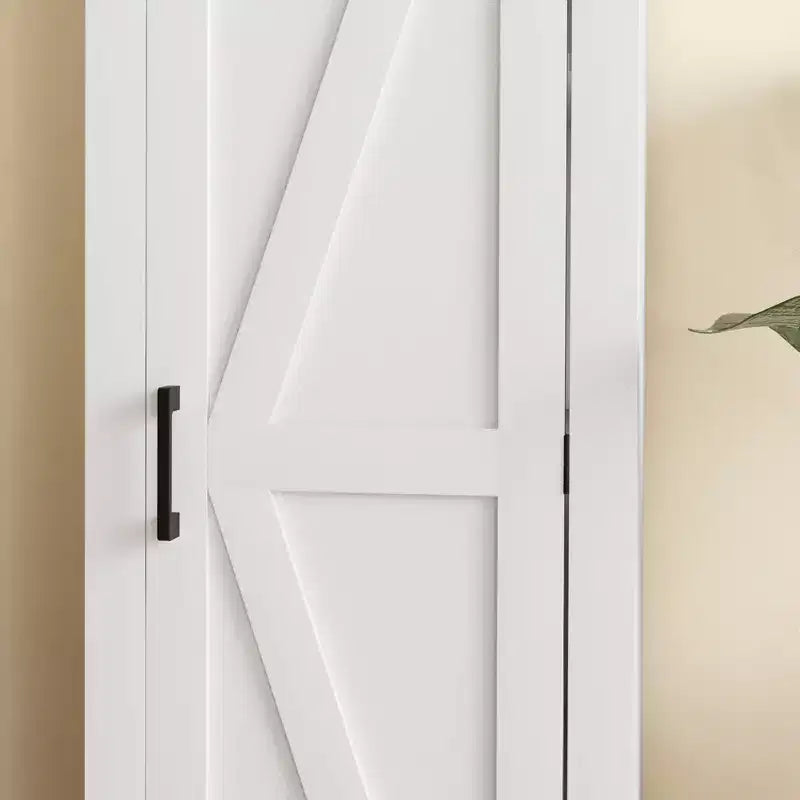 HOMCOM Aufbewahrungsschrank im Landhausstil mit verstellbarem Einlegeboden, Akzentschrank mit einer Scheunentür für Wohnzimmer, Bodenschrank als Vorratsschrank, Weiß