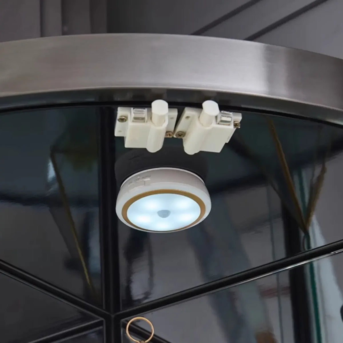 Eckschrank zur Aufbewahrung und Präsentation mit mehreren Ebenen aus Glas und Metall, Weinschrank