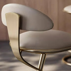 Tabouret de bar élégant en cuir beige avec structure métallique dorée