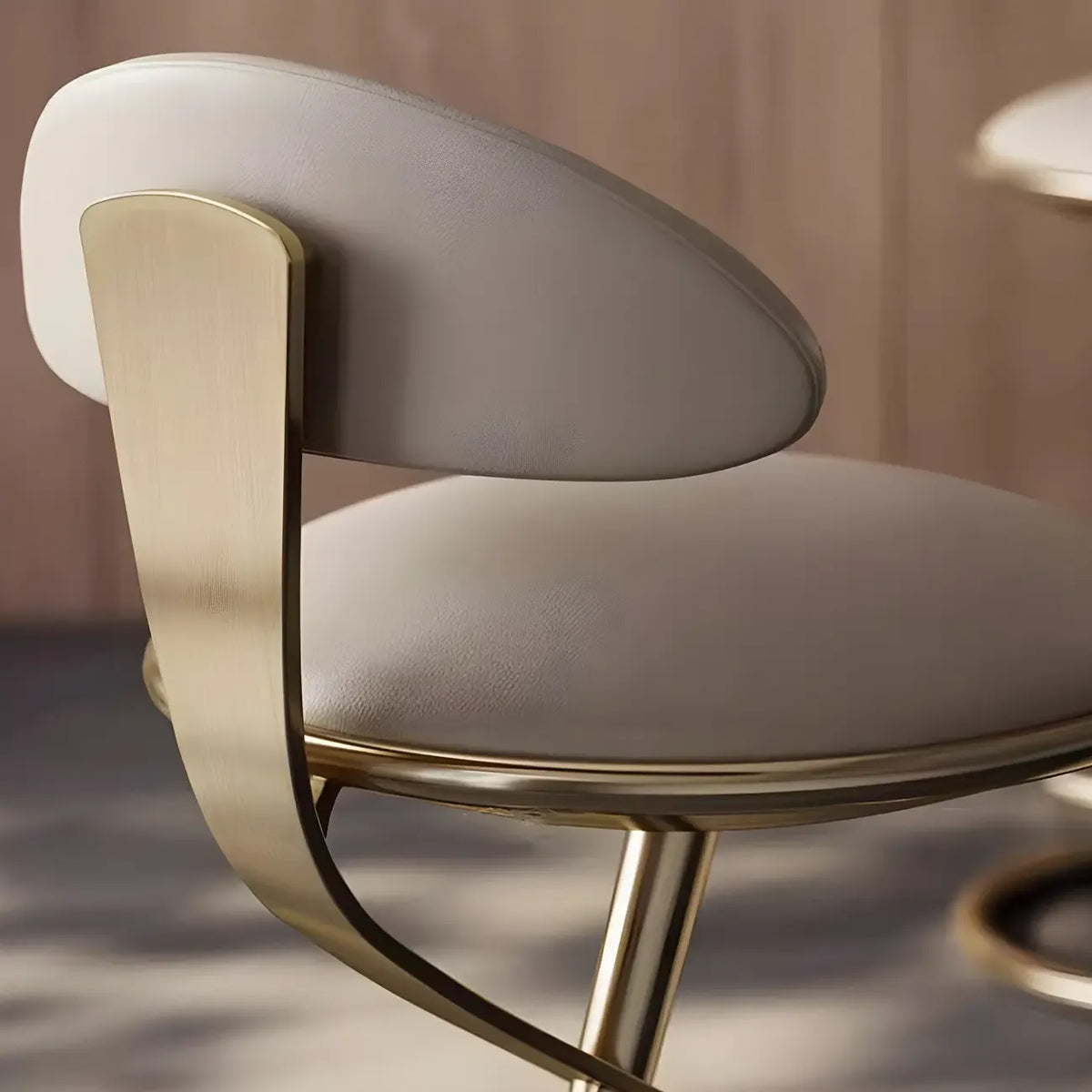 Tabouret de bar élégant en cuir beige avec structure métallique dorée