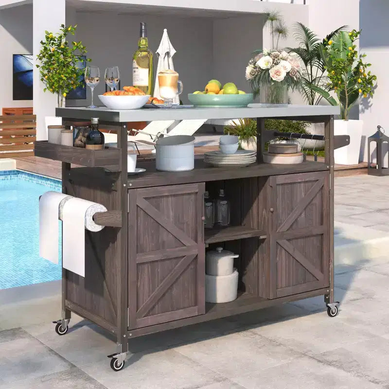 Okak Outdoor-Kücheninsel mit Edelstahlplatte, Küchenwagen aus Holz mit Türen, Regalen und Gewürzablage, rollbare Kücheninsel