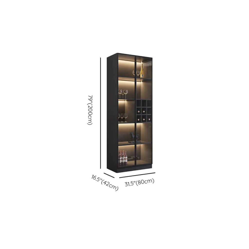 Minimalistische zwarte houten wijnkast met glazen deur